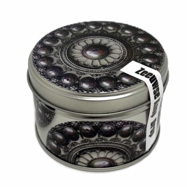 Lekkernij Blikje Zeeuwse Knop Zilver gevuld met Zilte Drop 1 Lekkernij Blikje Zeeuwse Knop Zilver gevuld met Zilte Drop