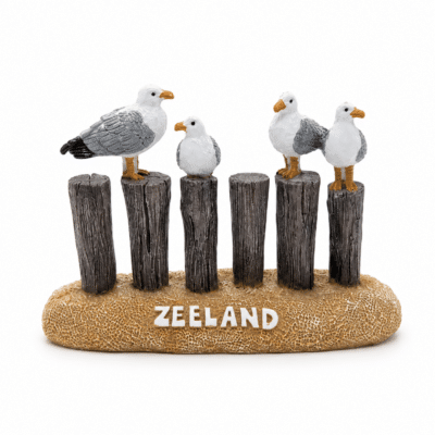Beeldje meeuwen op paalhoofden ZO