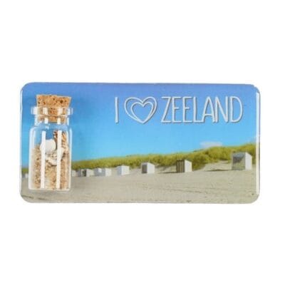 Magneet met flesje zand G. I love Zeeland strandhuisjes