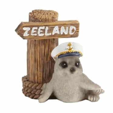 Zeehond kapitein met strandpaal bordje Zeeland
