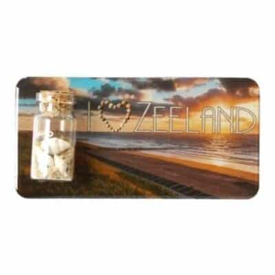 Magneet met flesje zand G. I love Zeeland zonsondergang