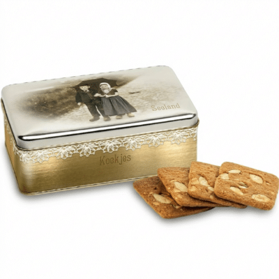 Koekblik Zeeuwse Klederdracht gevuld met Zeeuwse Amandel koekjes