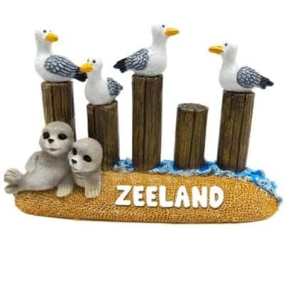 Meeuwen en zeehonden met paalhoofden