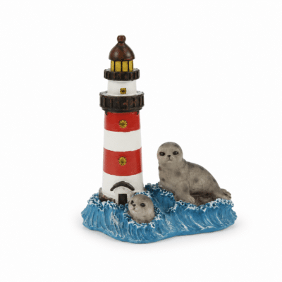 Vuurtoren met zeehonden in de golven